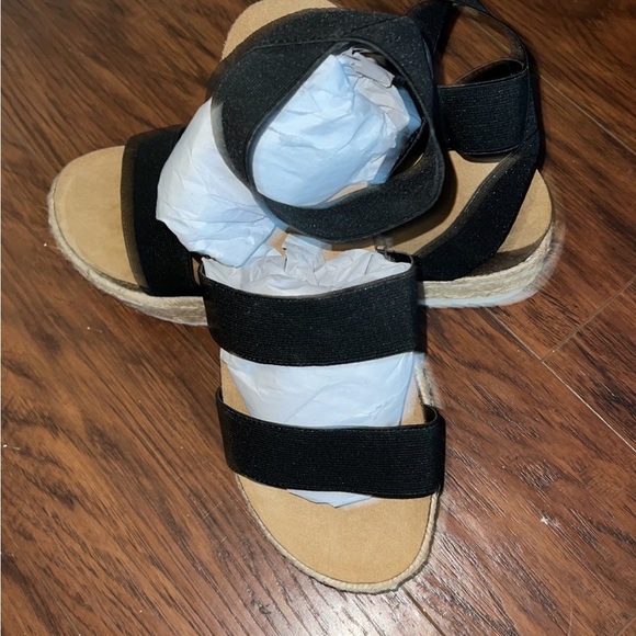 Low platform 
Black stretch straps
New with tags - Picture 2 of 3